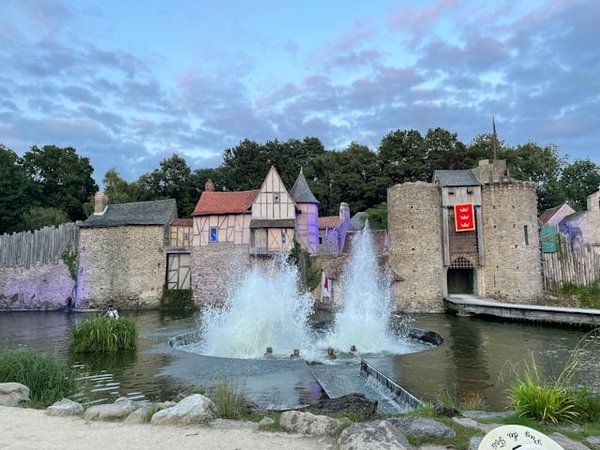 Dormir Autrement : Top 5 des Logements Insolites pour une Évasion Historique près du Puy du Fou