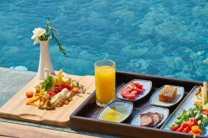 La joie d'une piscine en bord de mer 