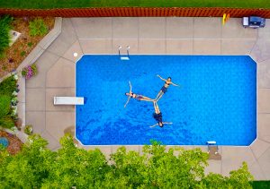 Une belle piscine avec un bar aquatique pour siroter des cocktails.
