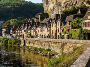 Camping familial dans le Périgord Noir, avec animations et activités adaptées aux enfants, au cœur d'une nature préservée.